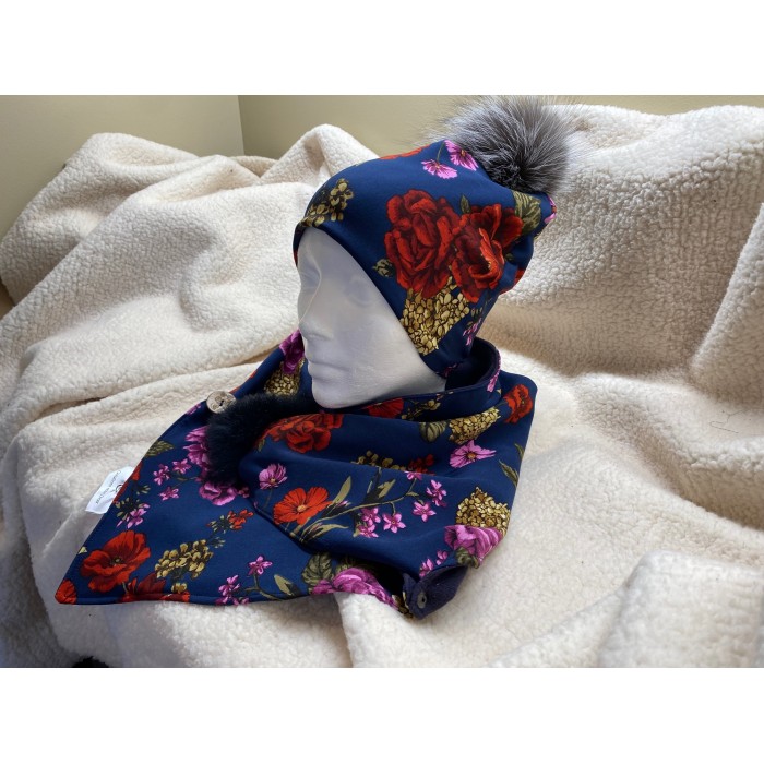 Ensemble tuque et foulard bleu à motifs fleuris